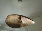 une lampe suspendue au plafond d'une pièce
