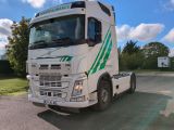 un camion blanc garé sur le bord de la route