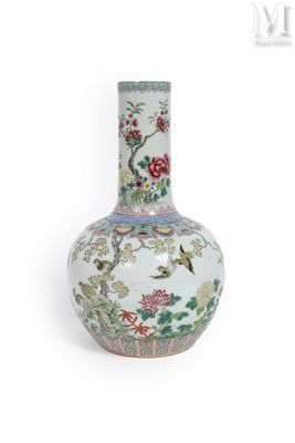 un vase orné d'un oiseau et de fleurs
