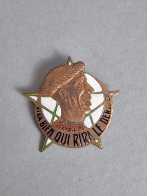 Gros plan sur une médaille portant une étoile