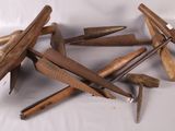 beaucoup de chevilles en bois posées sur une table