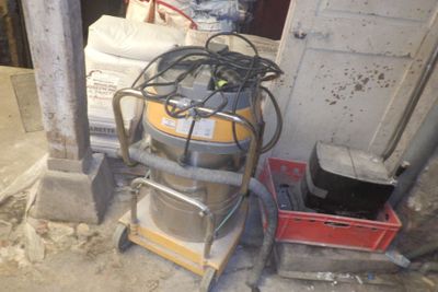 une machine posée par terre à côté d'un tas de sacs