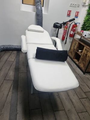 une table blanche sur laquelle est posé un coussin noir, dans une pièce
