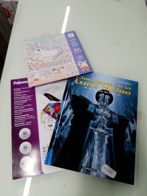 deux livres posés sur la table et une paire de ciseaux posée sur la table