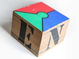 une boîte en bois sur laquelle est posée une pièce de puzzle