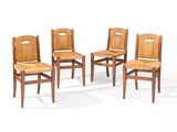 quatre chaises en bois sont alignées sur un fond blanc