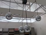 une grande pièce avec de nombreuses lampes suspendues au plafond
