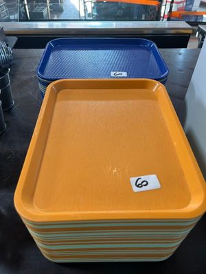 deux plateaux posés sur une table