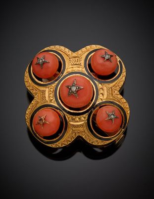 un gros plan sur une broche ornée de quatre tomates