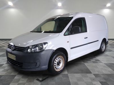 la camionnette blanche est garée sur le sol en damier d'une pièce