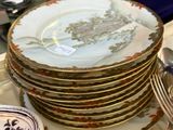 beaucoup d'assiettes empilées sur une table