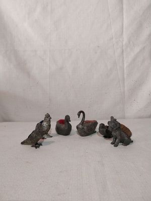 un groupe d'animaux en peluche posés sur une table