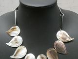 collier composé de feuilles en nacre sur un mannequin noir
