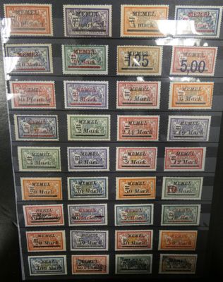 une vaste collection de timbres provenant de différents pays, exposée dans une vitrine