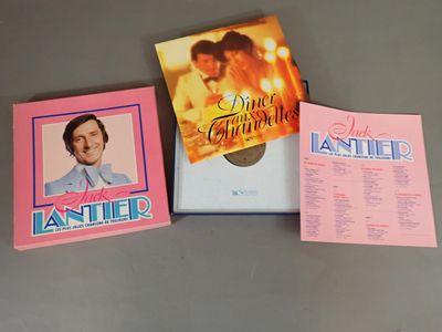 trois livres sont posés sur une table les uns à côté des autres