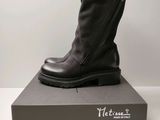 la botte est posée sur la boîte, sur la table