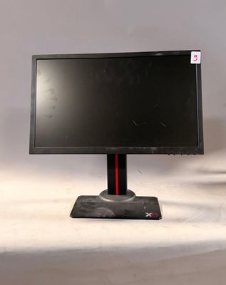 un écran d'ordinateur posé sur une table blanche