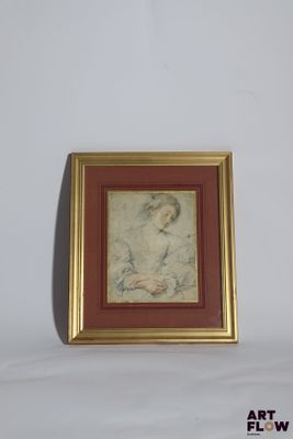 une vieille photo d'une femme en robe rouge assise devant un mur blanc