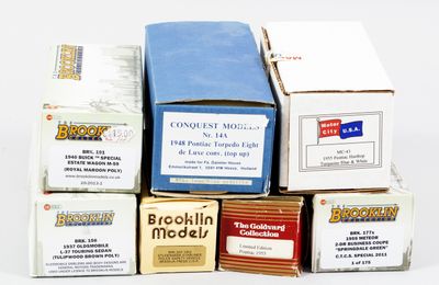 Des paquets de cigarettes sont empilés les uns sur les autres sur une surface blanche
