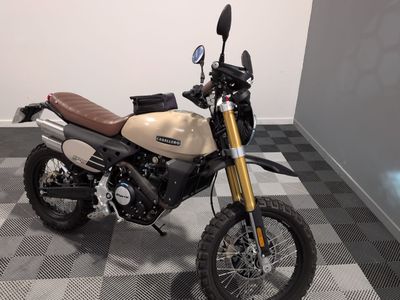 une photo d'une moto garée sur un sol à damier