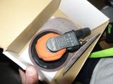 une personne tenant une boîte contenant une télécommande