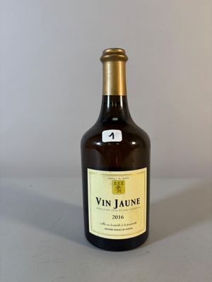 une bouteille de vin posée sur une table