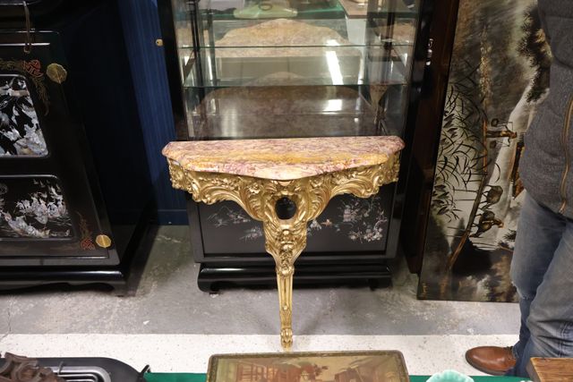 Console d’applique en bois doré style rocaille de manufacture con...