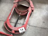 une photo d'une luge rouge posée par terre à côté de tonneaux