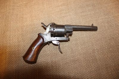 un pistolet posé par terre