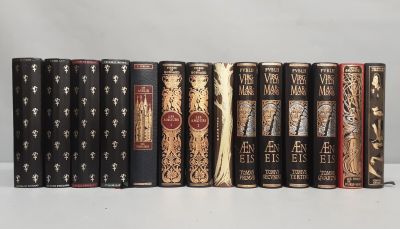 beaucoup de livres alignés sur une table
