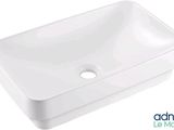 un lavabo blanc posé sur un plan de toilette blanc