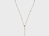 un collier composé d'une chaîne en or et d'une perle noire et blanche