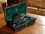 une boîte contenant une paire de ciseaux, posée sur une table