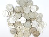 une pile de pièces d'argent sur une surface blanche