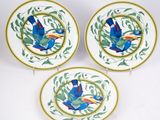 trois assiettes ornées d'oiseaux bleus et de feuilles vertes