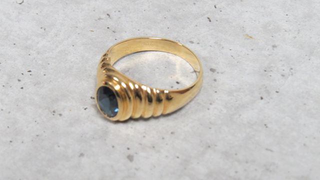 Bague en or jaune 750 millièmes ornée au centre d'une tourmaline ...