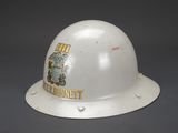 une image représentant un casque blanc orné d'un blason