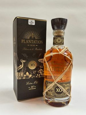 La bouteille de Plantation XO se trouve à côté de la boîte.