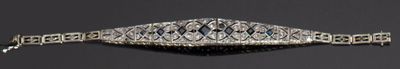 une image représentant un bracelet en argent serti de diamants sur fond noir