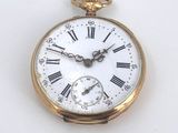 une montre de poche ancienne avec des chiffres romains et des chiffres romains sur le cadran