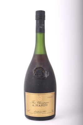 une bouteille de vin posée sur une table