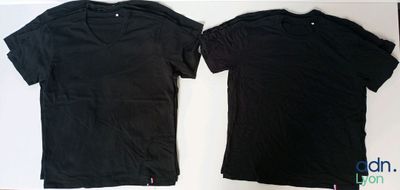 deux t-shirts noirs posés l'un à côté de l'autre sur une table
