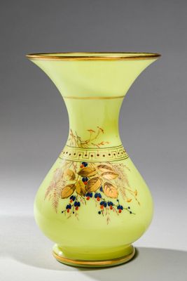 un vase jaune orné d'un motif floral