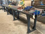 une machine posée sur une table dans une usine