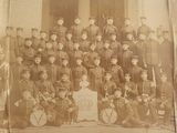 une vieille photo représentant un groupe d'hommes en uniforme militaire