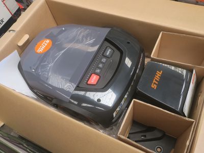 une boîte contenant un aspirateur et d'autres objets