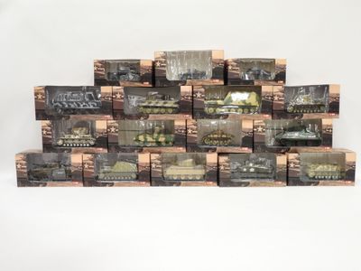 tout un tas de jouets militaires empilés les uns sur les autres