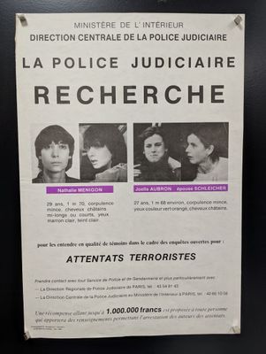 affiche apposée sur la porte d'un commissariat de police en France