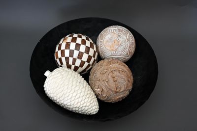 une assiette noire sur laquelle sont disposés trois types de coquillages différents
