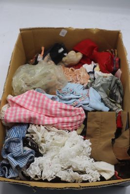 une boîte en carton remplie de vêtements et d'une peluche